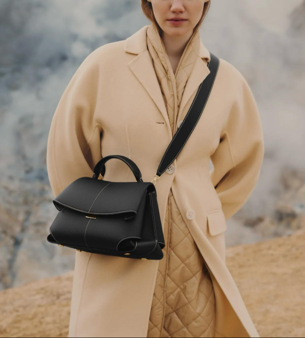Bolsa de Piel Negra con Solapa