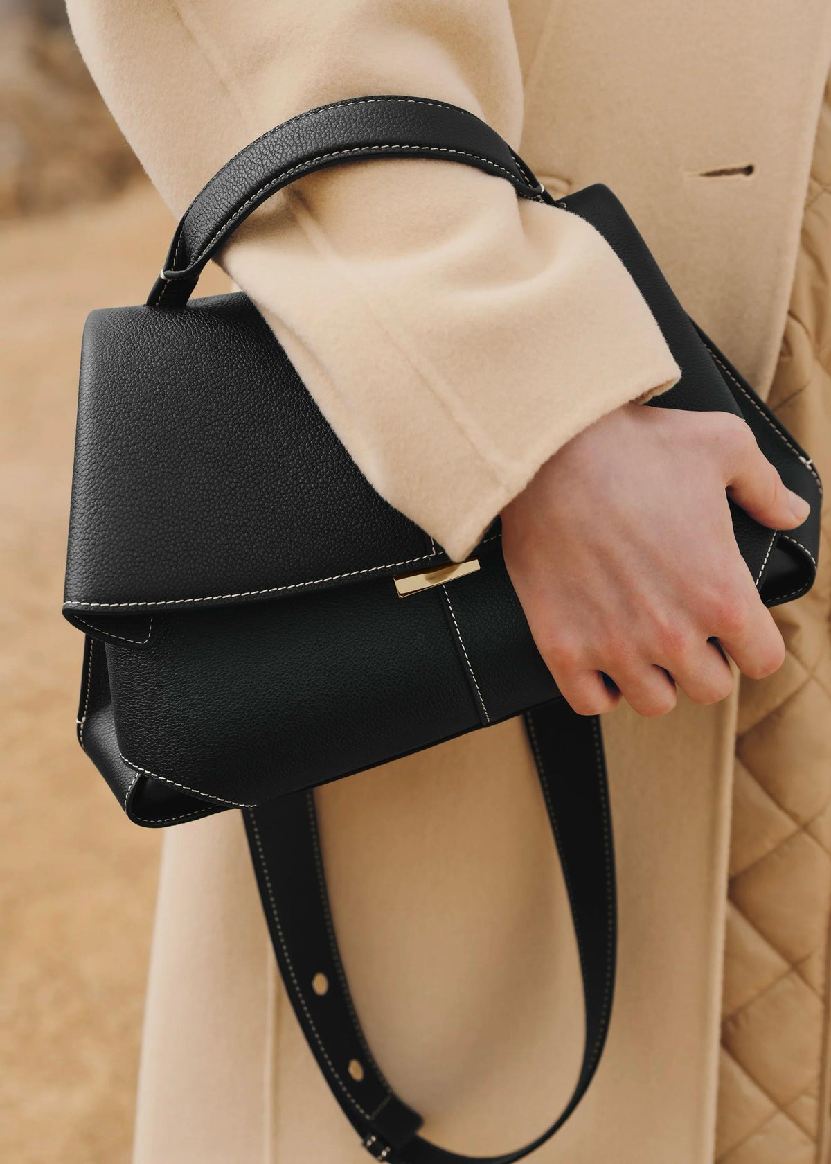Bolsa de Piel Negra con Solapa